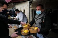 Stéphane Turillon, chef et propriétaire du restaurant "La Source Bleue" à Cusance, sert des repas hors de son établissement, le 1er février 2021