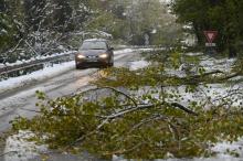 Un camion dans la neige le 15 novembre 2019 à Tournon-sur-Rhône (Ardèche)