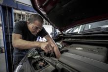 Un garagiste répare une voiture