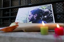 Photo prise le 6 novembre 2014 de fleurs et bougies devant une photo de Rémi Fraisse, à Paris