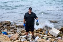 Gary Stokes ramasse des masques dans la mer