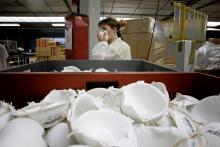 Une personne porte un masque FFP2 dans l'usine Bacou-Dalloz de Plaintel, en Bretagne, où ils sont fabriqués, le 23 septembre 2005