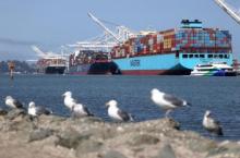 Un porte-conteneur dans le port d'Oakland, Californie