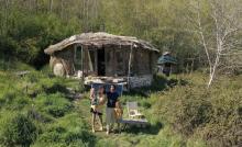 Jonathan Attias, 34 ans, Caroline Perez, 35 ans, et leurs deux filles devant leur cabane à Chasteaux (Corrèze), le 23 avril 2021