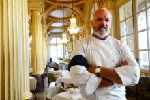 Le chef étoilé français Philippe Etchebest, brassard noir en signe de protestation contre la fermeture des restaurants, dans son établissement "Le Quatrième Mur" à Bordeaux, le 30 septembre 2020