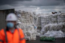 Tas de plastiques agricoles et industriels à recycler à l'usine Suez RV située à Landemont, commune d'Orée-d'Anjou, entre Nantes et Angers, le 26 mars 2021