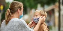 Une mère masque son enfant