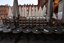 Une terrasse de brasserie fermée pour cause de pandémie de Covid-19 sur la place du Capitole à Toulouse, le 16 janvier 2021