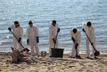 Photo fournie par l'Armée de l'Air montrant des hydrocarbures en mer le 12 juin 2021 à l'est de la Corse