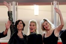 (gauche) la réalisatrice Catherine Corsini, les actrices Marina Fois et French-Italian actress Valeria Bruni Tedeschi lors de la projection du film "La Fracture" le 9 juillet à Cannes