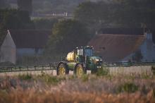 Un agriculteur français pulvérise du glyphosate dans un champ à Saint Germain-Sur-Sarthe (Sarthe) le 16 septembre 2019