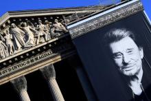 Un portrait géant de Johnny Hallyday devant l'église de la Madeleine, à Paris, le 9 décembre 2017