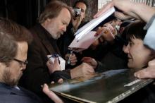 Björn Ulvaeus (à gauche) et Benny Andersson, deux des quatre membres du mythique groupe pop suédois ABBA, signent des autographes à Anvers, en Belgique, en mars 2006