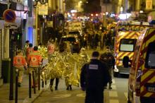 Des personnes blessées sont évacuées rue Oberkampf, près du Bataclan, dans la nuit du 13 au 14 novembre 2015