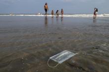 Un masque flottant dans la mer