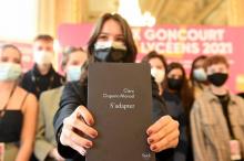 Le "Prix Goncourt des Lycéens 2021" est attribué au roman "S'adapter" de Clara Dupont-Monod, le 25 novembre 2021 à Rennes