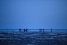 Des migrants prêts à traverser la Manche sur des embarcations de fortune, sur la plage de Gravelines, près de Dunkerque, en septembre 2020