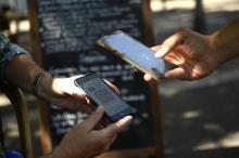 Un serveur vérifie le pass sanitaire sur la terrasse d'un restaurant à Marseille, le 09 août 2021