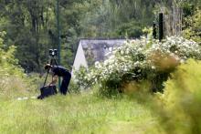 Un membre de l'Institut de recherche criminelle de la Gendarmerie nationale (IRCGN) utilise un laser/scanner pour numériser à 360° une scène de crime le 29 mai 2021 à La Chapelle-sur-Erdre, près de Na