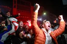 Des supporters algériens célèbrent la victoire de leur équipe à la Coupe arabe de foot, à Alger le 18 décembre 2021