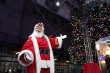 Sur cette photo du 1er décembre 2021 à New York, un père Noël assiste à l'illumination du sapin de Noël devant la Bourse de Wall Street.