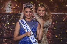 Miss Ile-de-France Diane Leyre reçoit la couronne des mains de Miss France 2021 Amandine Petit