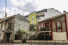 Vielle maison de Romainville devant l'un des nouveaux immeubles d'habitation, qui fleurissent dans c