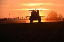 Epandage d'herbicide dans un champ de maïs, à Piace, le 23 avril 2021