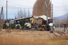 L'épave du bus scolaire percuté par un train au passage à niveau de Millas, le 15 décembre 2017