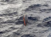 Photo fournie par la marine portugaise le 23 janvier 2022, montrant le bateau retourné du marin français Jean-Jacques Savin, au large de l'archipel portugais des Açores, le 21 janvier 2022