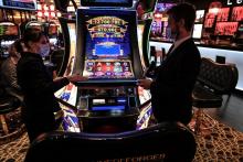 Des employés du casino de Forges-les-Eaux en Seine-Maritime, le 10 janvier 2022