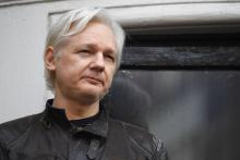 Le fondateur de WikiLeaks Julian Assange, le 19 mai 2017 sur un balcon de l'ambassade d'Equateur à Londres, où il s'y est réfugié pendant sept ans avant d'être arrêté en 2019 par la police britannique