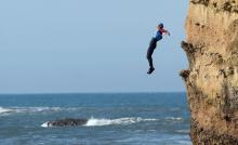 L'Espagnole Itziar Abascal saute depuis une falaise à Biarritz pour une compétition de sauvetage, le 12 février 2022