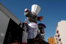 Assemblage d'une figure géante représentant le personnage de "Ratatouille" pour le prochain Carnaval de Nice, le 7 février 2022
