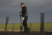 Le Père Jean-Marie Lioult, plante des arbres dans un jardin expérimental, le 31 Janvier 2022 à Tremblay-les-Villages, près de Dreux