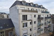 La façade d'un immeuble d'Angers après l'effondrement la veille d'un balcon, qui a fait quatre morts, le 16 octobre 2016