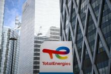 Le nouveau logo du groupe français Total en mai 2021 à La Défense, près de Paris