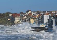 Des fortes vagues s'abattent sur la digue de Wimereux, le 17 février 2022 dans le nord de la France