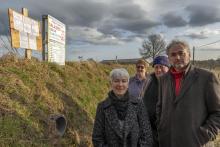 Maryse Villatel, Marie-Claude Berger, Jean-Luc Guinot et Arnaud Chapal devant le site où doit être construite une porcherie industrielle à Giat, dans le Puy-de-Dôme, le 10 février 2022