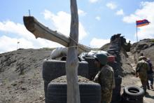 Un soldat se tient à un point de contrôle frontalier entre l'Arménie et l'Azerbaïdjan, près du village de Sotk, en Arménie, le 18 juin 2021.