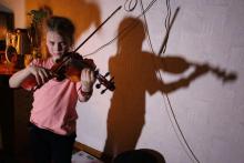 Depuis le début de l'invasion russe, des violonistes se battent sur le front de la musique, parfois depuis leur sous-sol, à travers leur "arme de résistance"