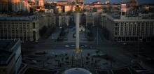 Le soleil se lève sur la place de l'Indépendance à Kiev, le 23 février 2022 en Ukraine