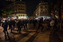 Les forces de l'ordre chargent des manifestants à Paris quelques heures après le résultat de l'élection présidentielle