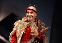 L'acteur Michel Bouquet jouant "Le Roi se meurt" d'Eugène Ionesco, mise en scène par Georges Werler, le 29 septembre 2005 au théâtre de La Fleuriaye à Carquefou, près de Nantes