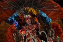 La danseuse Pamela Monteiro de l'école de samba de Portela lors du défilé du carnaval au sambodrome de Rio de Janeiro, le 23 avril 2022