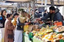 Fruits et légumes sur le marché place d'Aligre à Paris, le 22 mars 2022