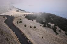 Le Mont Ventoux dans la brume lors d'une étape du Tour de France cycliste, le 7 juillet 2021