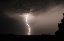 Treize départements du centre de la France, menacés par des orages dimanche, placés en vigilance orange