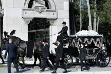 Le cercueil de Régine arrive au cimetière du Père Lachaise, à Paris le 9 mai 2022