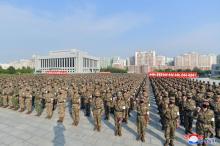 Cette photo prise le 16 mai 2022 et publiée par l'agence de presse officielle KCNA le 17 mai, montre un rassemblement du personnel médical de l'Armée populaire de Corée et du ministère de la Défense p